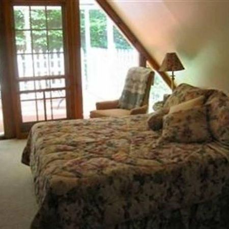 Rock Laurel Bed And Breakfast Candler Номер фото